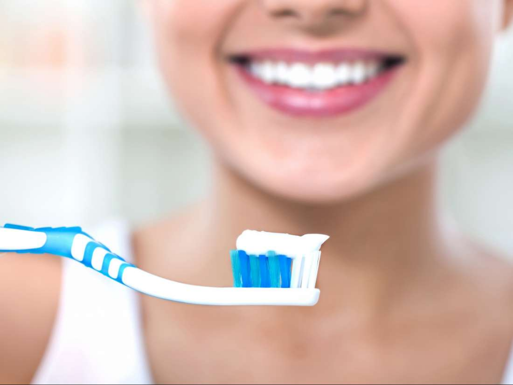 a lady brushing the teeth